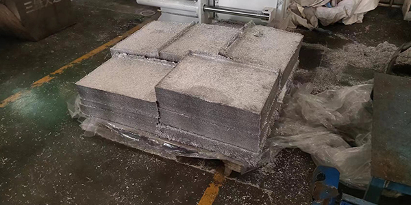 廢鋁碎屑散亂難堆放，廢舊鋁箔壓塊機上陣打包