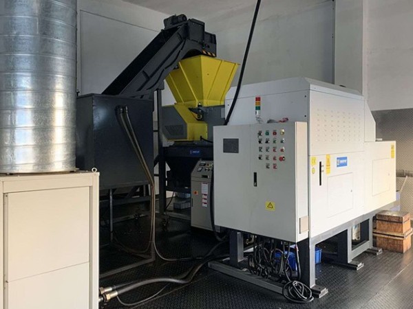 天津某閥門制造公司定制鐵屑壓餅機案例