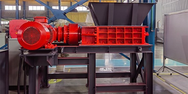 服裝廠碎布頭下腳料怎么處理？廢布料破碎機(jī)為你解難題！